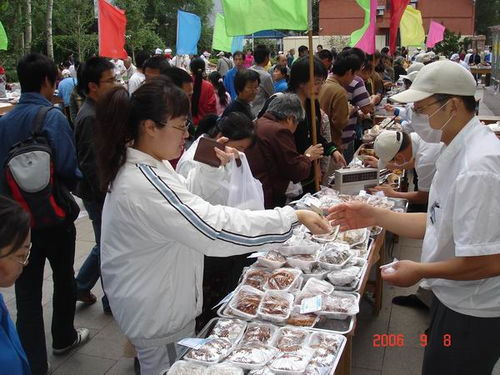 歡慶教師節(jié)，后勤集團(tuán)膳食中心舉辦食品展銷活動
